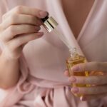 Siero viso SDL Luxury in una boccetta elegante su sfondo bianco.