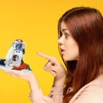 Bucato steso all'interno, asciugamani freschi e profumati senza muffa, in un ambiente luminoso e ordinato.