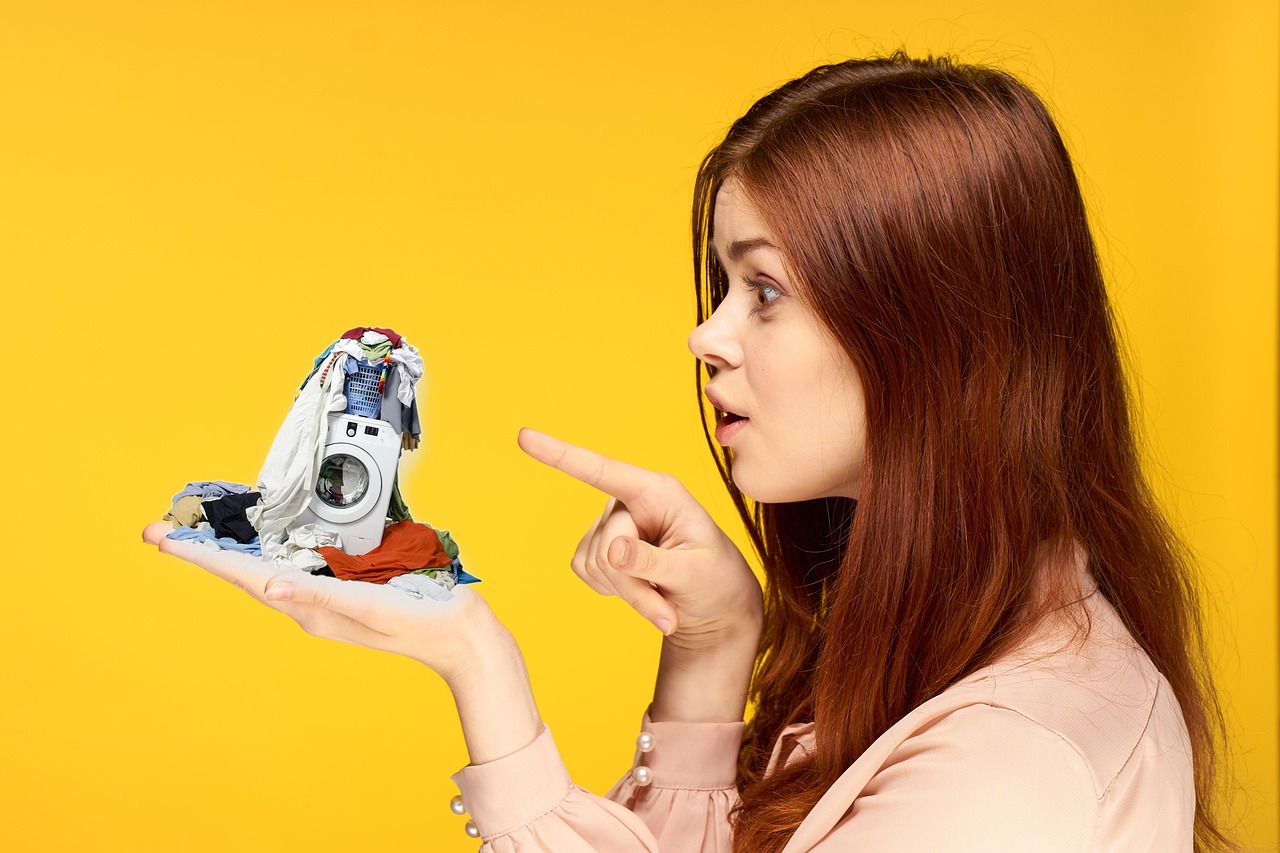 Bucato steso all'interno, asciugamani freschi e profumati senza muffa, in un ambiente luminoso e ordinato.