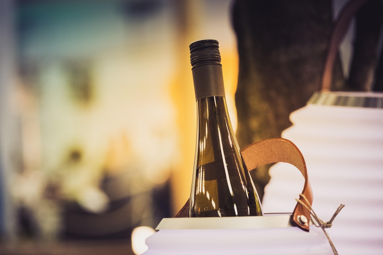 Lampada da tavolo portatile per esterni, elegante e funzionale, illuminazione ideale per spazi all'aperto.